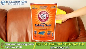 Làm sạch ghế sofa bằng baking soda