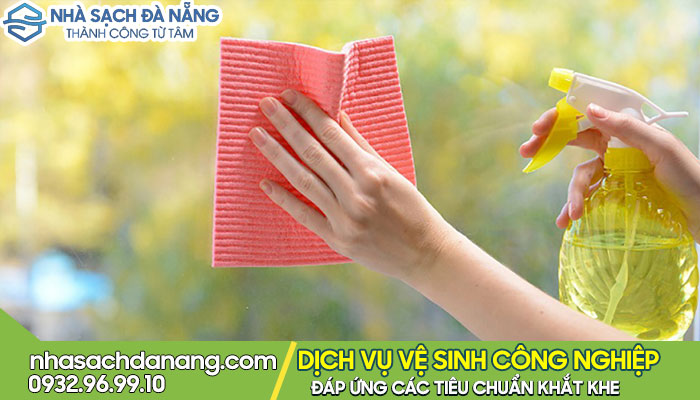 Mẹo lau kính phòng tắm