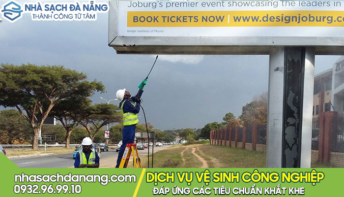 vệ sinh biển quảng cáo trên cao