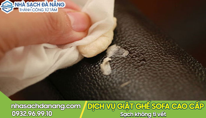 Tẩy vết kẹo chewgum hiệu quả trên ghế sofa