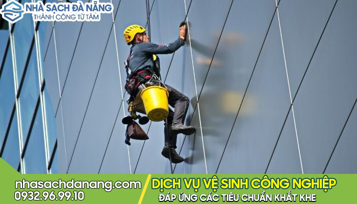 Dịch vụ đu dây vệ sinh kính