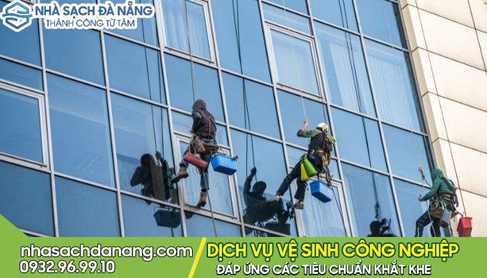 vệ sinh gương kính nhà cao tầng