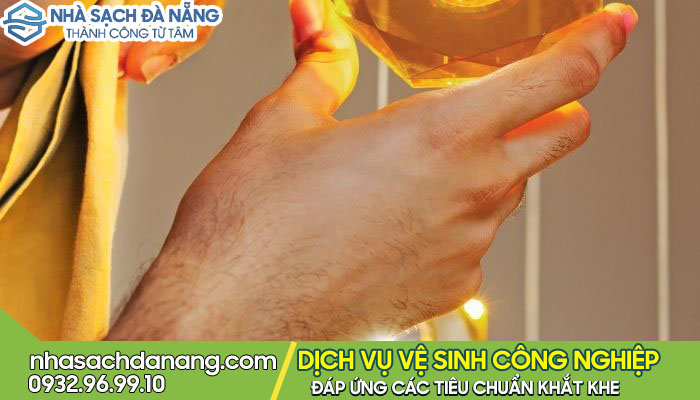 dịch vụ vệ sinh đèn chùm tại Đà Nẵng