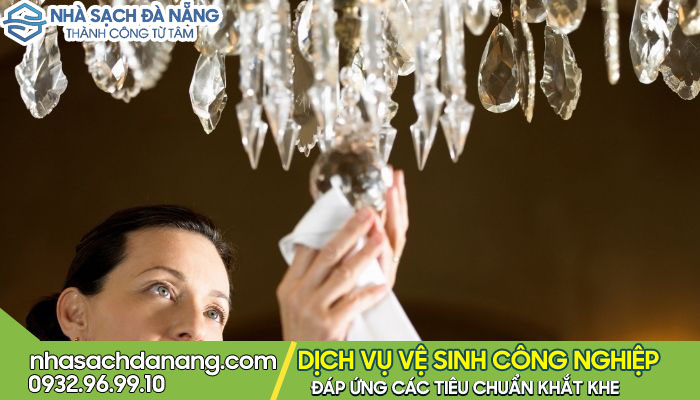 dịch vụ vệ sinh đèn chùm