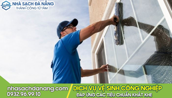Dịch vụ vệ sinh gương kính nhà cao tầng