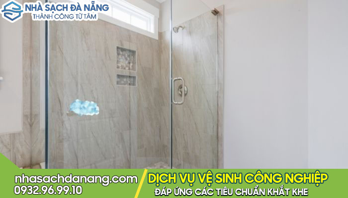 làm sạch decal trên kính