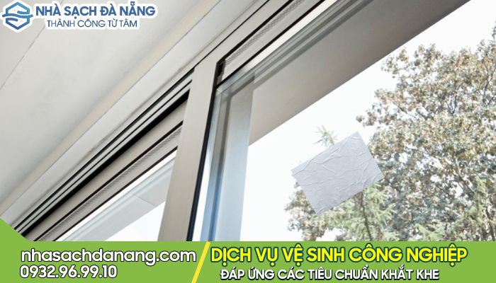 Cách làm sạch decal trên kính